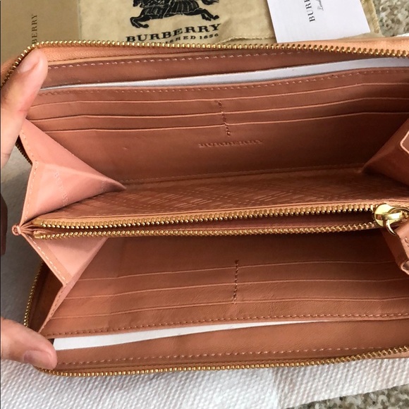 Burberry Calf Leather NWOT ZIP Around Wallet - Picture 2 of 8